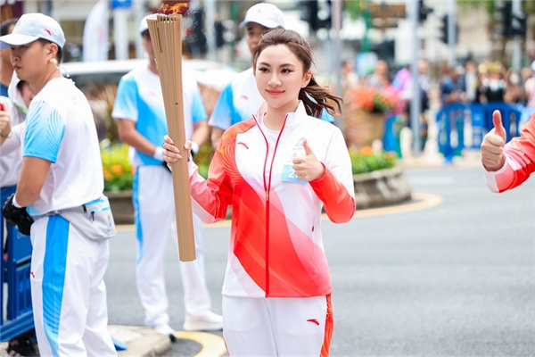 泸深配 火炬手陈丹娜澳门传递十五运会火炬 立白以“洁净之力”全程护航